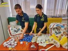 Lembranças religiosas falsas apreendidas pela Guardia di Finanza, polícia financeira italiana.