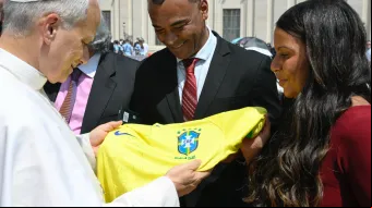 Cafu entrega camisa da Seleção Brasileira para o papa Leão XIV.