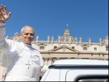 Antes da celebração de Pentecostes, o papa Leão XIV percorreu a Praça de São Pedro no papamóvel