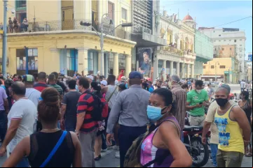Cubanos em Havana protestam e pedem liberdade em 11 de julho de 2021