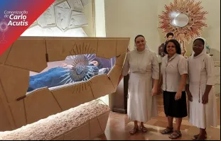 As irmãs Francisca Erineuda, Vanda Monteiro e Clara Lourenço ao lado do corpo de Carlo Acutis
