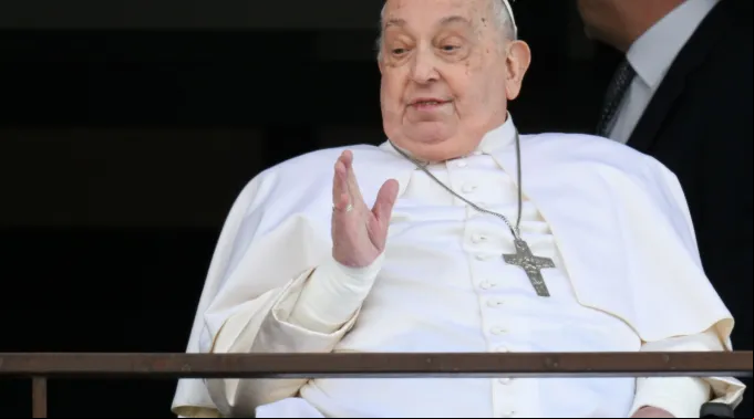 Papa Francisco saúda e abençoa fiéis antes de retornar ao Vaticano ?? 