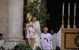 Papa Francisco dá bênção solene com o Santíssimo Sacramento nos degraus da basílica de Santa Maria Maior ontem (2), ao final de procissão eucarística pelas ruas de Roma.