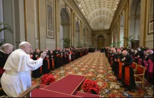 Papa Francisco fala a cardeais e oficiais sênior da Santa Sé em discurso anual de Natal à Cúria Romana em 22 de dezembro de 2024.