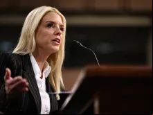Pam Bondi em sua audiência de confirmação no Senado dos EUA ontem (15) em Washington D.C., EUA.