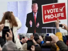 Ativistas pró-vida ouvem o presidente dos EUA, Donald Trump, na 47ª Marcha pela Vida em Washington D.C., EUA, em 24 de janeiro de 2020. Trump foi o primeiro presidente dos EUA a falar pessoalmente à reunião anual de ativistas pró-vida.