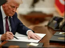 O presidente dos EUA, Donald Trump, assina ordens executivas no Salão Oval da Casa Branca em Washungton D.C, EUA.