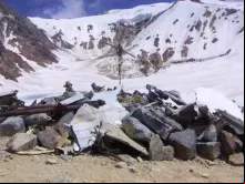 Pilha de rochas em memória de vítimas e sobreviventes do desastre aéreo nos Andes de 1972 .