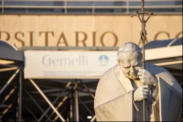 Estátua do papa são João Paulo II em frente ao Hospital Gemelli