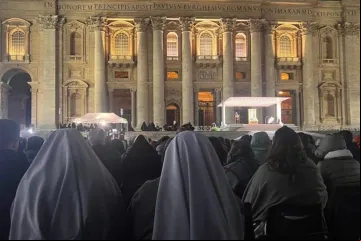 Fiéis rezam terço pelo papa Francisco