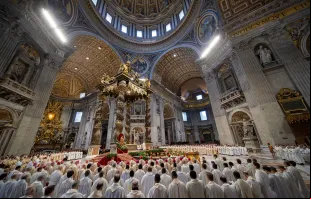 Cerca de 1,9 mil padres padres se reuniram hoje (17) com cardeais e bispos na basílica de São Pedro, no Vaticano, para a missa crismal da Quinta-feira Santa.