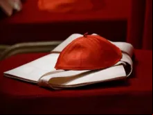 Um zucchetto, o solidéu vermelho usado pelos cardeais.