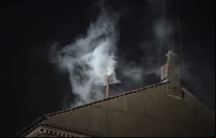 Fumaça branca sai da chaminé da Capela Sistina, no Vaticano, em 13 de março de 2013, sinalizando que o Colégio de Cardeais elegeu um novo papa.