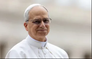 Papa Leão XIV sorri hoje (21) em sua primeira audiência geral na praça de São Pedro, no Vaticano.