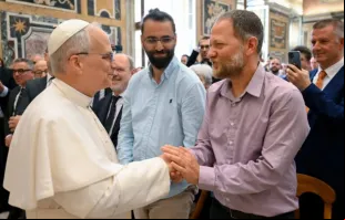 Papa Leão XIV recebe movimentos de paz hoje (30) no Vaticano.