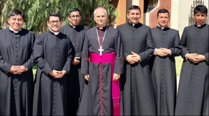 Robert Prevost com os sacerdotes e diáconos ordenados em 7 de dezembro de 2019 na diocese de Chiclayo ?? 