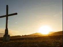 Cruz num campo. Imagem referencial.