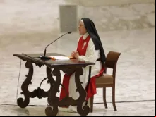 A freira monástica de clausura Maria Gloria Riva, das Irmãs da Adoração Perpétua do Santíssimo Sacramento, fala ontem (9) ao papa Leão XIV, cardeais, bispos e outros funcionários da Santa Sé, para o Jubileu da Santa Sé.