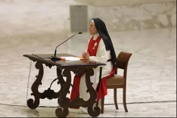 Maria Gloria Riva fala ao papa Leão XIV, cardeais, bispos e outros funcionários da Santa Sé em 9 de junho de 2025