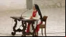 A freira monástica de clausura Maria Gloria Riva, das Irmãs da Adoração Perpétua do Santíssimo Sacramento, fala ontem (9) ao papa Leão XIV, cardeais, bispos e outros funcionários da Santa Sé, para o Jubileu da Santa Sé.