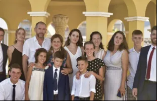 Pedro Sánchez Sáez e María Begoña Ballester Zapata com seus 12 filhos.