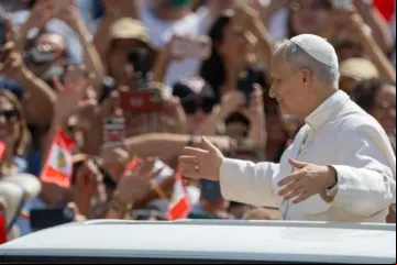 Leão XIV percorre a praça de São Pedro no papamóvel em 11 de junho de 2025