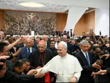 Papa Leão XIV cumprimenta sacerdotes da diocese de Roma hoje (12) na Aula Paulo VI, no Vaticano.