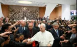 Papa Leão XIV cumprimenta sacerdotes da diocese de Roma hoje (12) na Aula Paulo VI, no Vaticano.