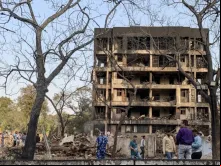 Prédio danificado onde o voo 171 da Air India caiu hoje (12) numa área residencial perto do aeroporto de Ahmedabad, Índia.