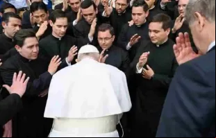 Novos padres abençoando o papa Francisco