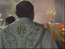 Sacerdote diante da Eucaristia